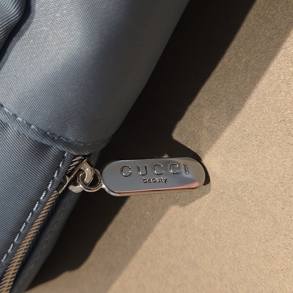 New never used GUCCI zipper pouch clutch bag in beautiful Blue Silver 8x6 1/2 in - Picture 2 of 9